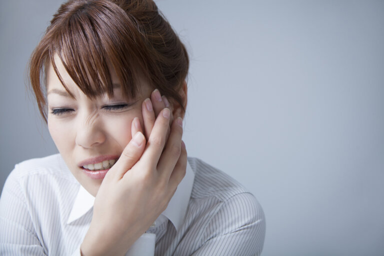 虫歯を放置したらどうなる？治療法やリスクを解説